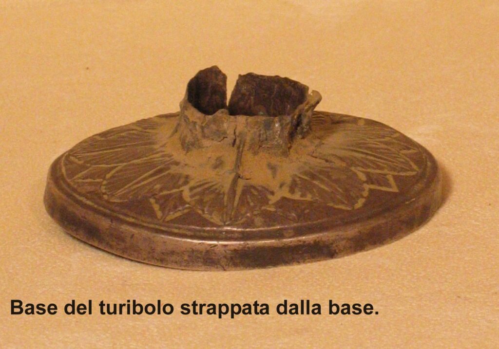La base del turibolo prima del restauro realizzato da Argenteria Carlo Rossi di Vicenza .jpg