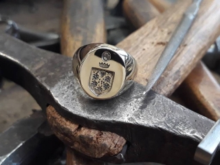 anello in oro con stemma nobiliare