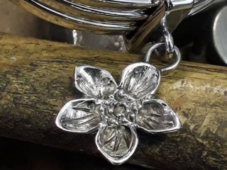 bracciale in argento con fiore