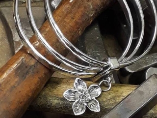 bracciale in argento con fiore