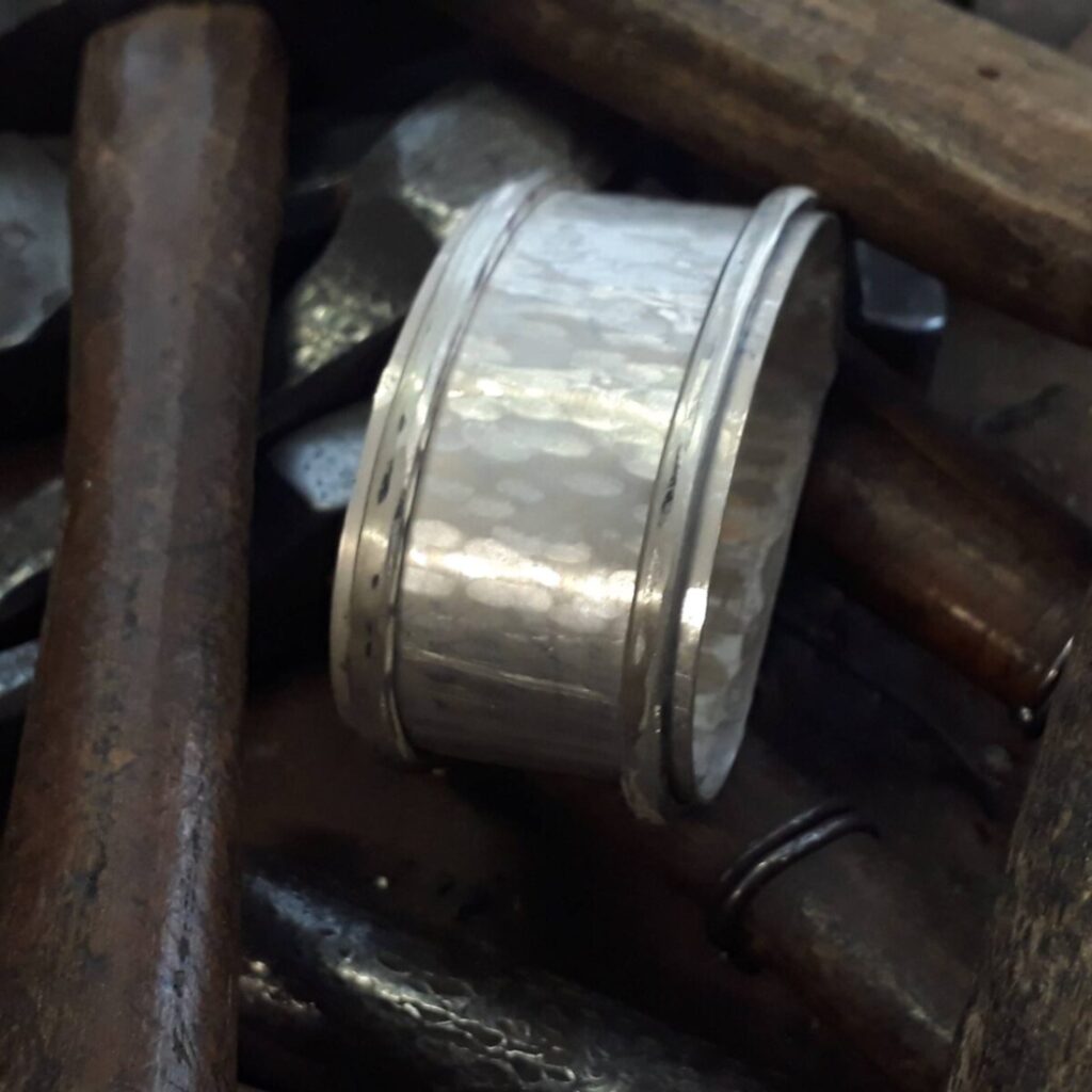 legatovagliolo-legasalviette in argento con inseriti gli anelli pronti da saldare